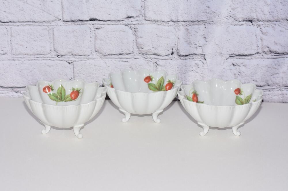 LIMOGES CADEAUX SCALLOPED FLUTED TRIPOD BOWLS STRAWBERRIES SET